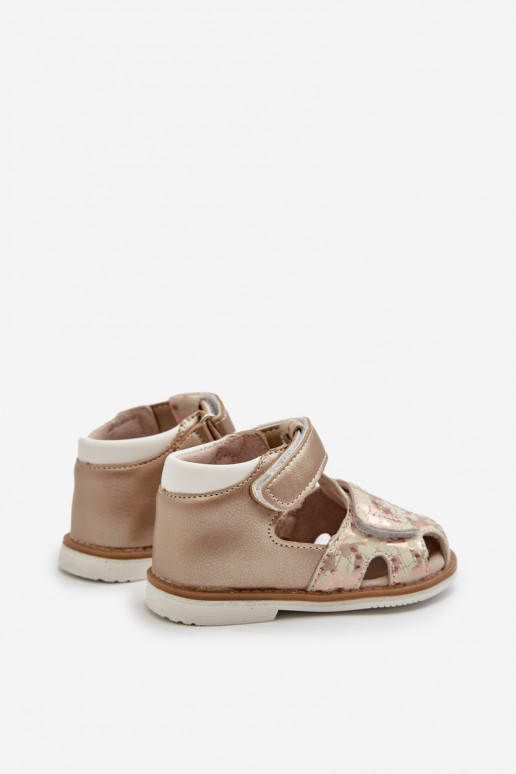Sandalias infantiles estampadas con cierre adhesivo en color dorado Maellita Sandalias infantiles estampadas con cierre adhesivo en color dorado Maellita