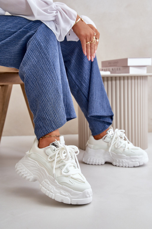 Zapatillas modelo zapatos de mujer con suelas masivas de moda en color blanco Nevela