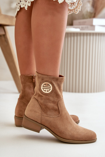 Botas de Mujer con hebillas al castillo y detalles ornamentados confeccionadas en ante ecológico en color beige Lerioria 2