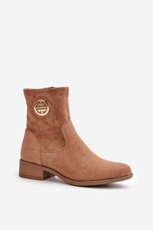 Botas de Mujer con hebillas al castillo y detalles ornamentados confeccionadas en ante ecológico en color beige Lerioria Botas de Mujer con hebillas al castillo y detalles ornamentados confeccionadas en ante ecológico en color beige Lerioria
