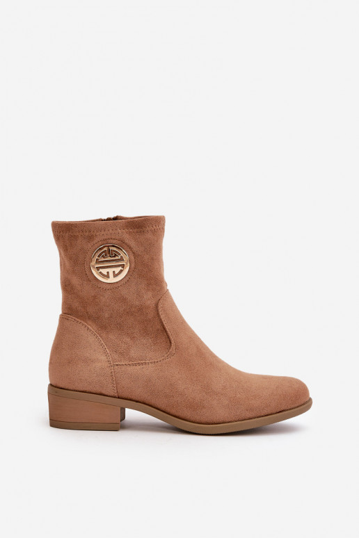 Botas de Mujer con hebillas al castillo y detalles ornamentados confeccionadas en ante ecológico en color beige Lerioria Botas de Mujer con hebillas al castillo y detalles ornamentados confeccionadas en ante ecológico en color beige Lerioria