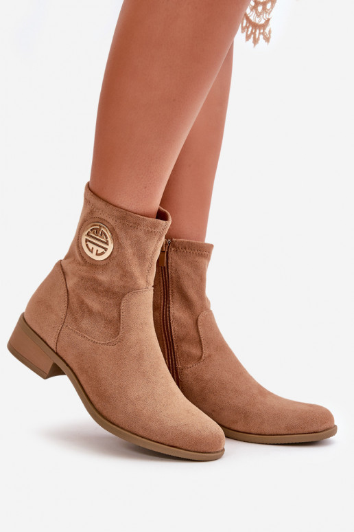 Botas de Mujer con hebillas al castillo y detalles ornamentados confeccionadas en ante ecológico en color beige Lerioria Botas de Mujer con hebillas al castillo y detalles ornamentados confeccionadas en ante ecológico en color beige Lerioria