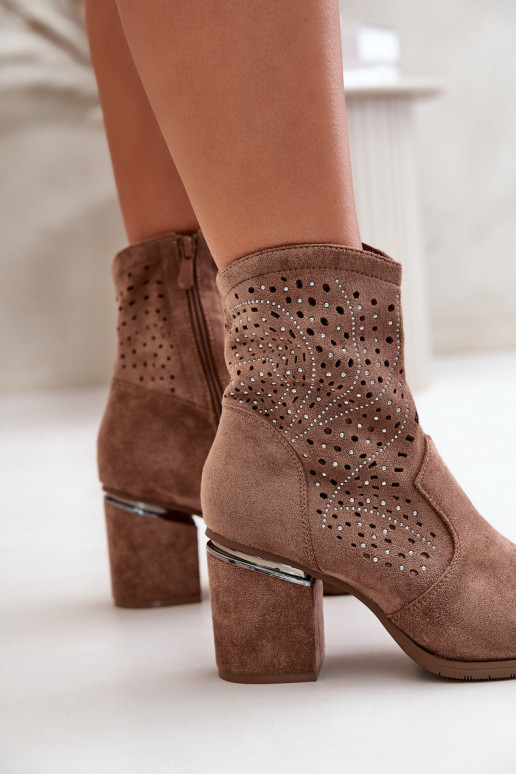 Decorado con elementos calados Botas de mujer Z de gamuza ecológicau color marrón S.Barski HY42-029 Decorado con elementos calados Botas de mujer Z de gamuza ecológicau color marrón S.Barski HY42-029