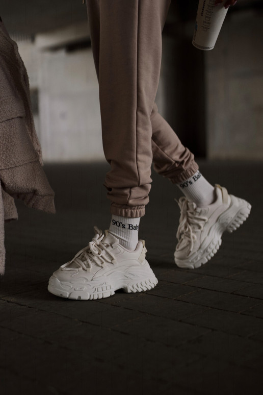 Zapatillas modelo zapatos de mujer con suelas masivas de moda en color marfil Nevela