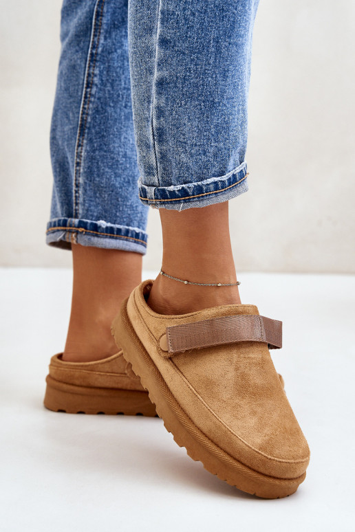 Femenino Zapatillas calentamiento con pelo dentro con una plataforma color marrón Azida