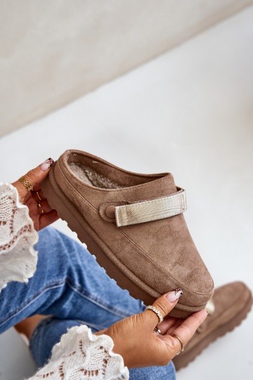 Femenino Zapatillas calentamiento con pelo dentro con una plataforma color marrón Azida