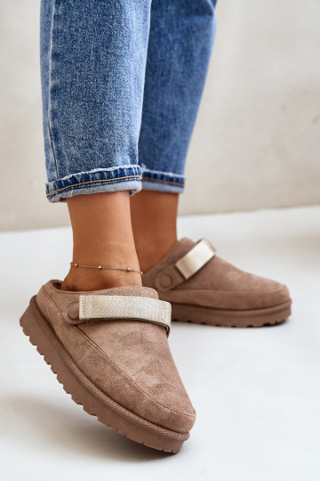 Femenino Zapatillas calentamiento con pelo dentro con una plataforma color marrón Azida 2