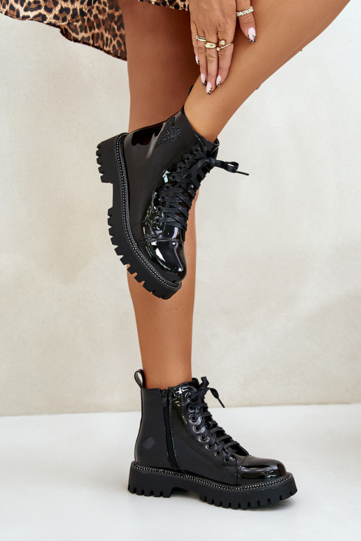 con efecto barniz Botas de mujer Al castillo Con decoraciones con corazonesm de color negro Obeena con efecto barniz Botas de mujer Al castillo Con decoraciones con corazonesm de color negro Obeena