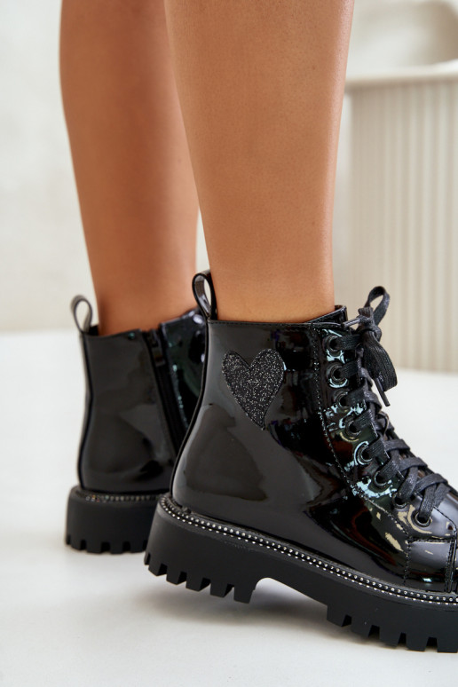 con efecto barniz Botas de mujer Al castillo Con decoraciones con corazonesm de color negro Obeena con efecto barniz Botas de mujer Al castillo Con decoraciones con corazonesm de color negro Obeena