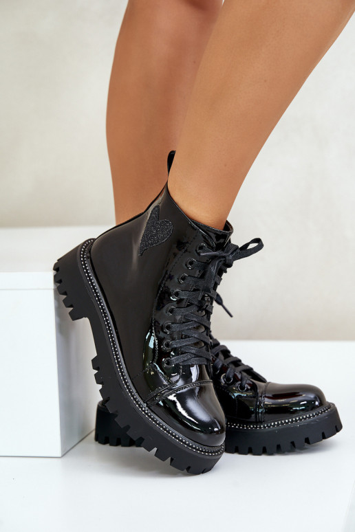 con efecto barniz Botas de mujer Al castillo Con decoraciones con corazonesm de color negro Obeena con efecto barniz Botas de mujer Al castillo Con decoraciones con corazonesm de color negro Obeena