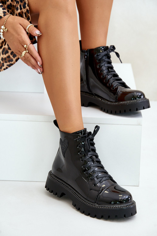 con efecto barniz Botas de mujer Al castillo Con decoraciones con corazonesm de color negro Obeena con efecto barniz Botas de mujer Al castillo Con decoraciones con corazonesm de color negro Obeena