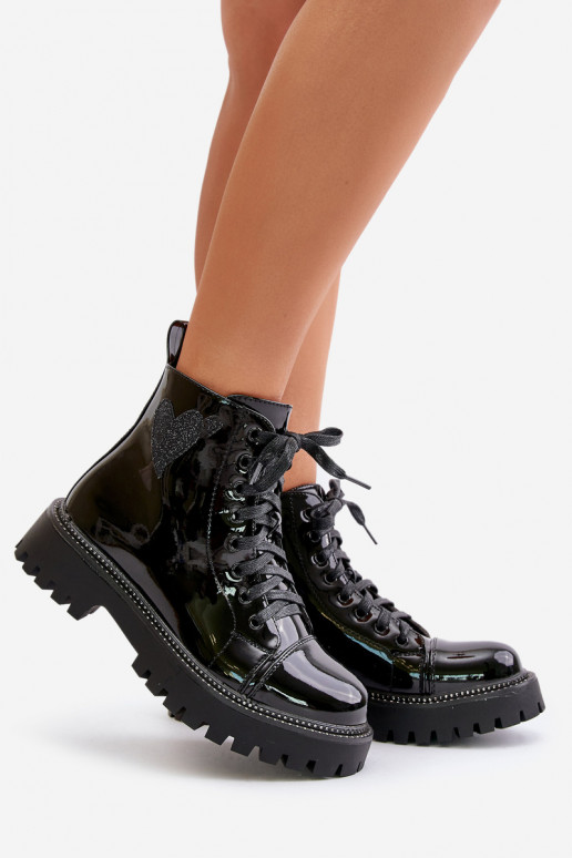 con efecto barniz Botas de mujer Al castillo Con decoraciones con corazonesm de color negro Obeena con efecto barniz Botas de mujer Al castillo Con decoraciones con corazonesm de color negro Obeena