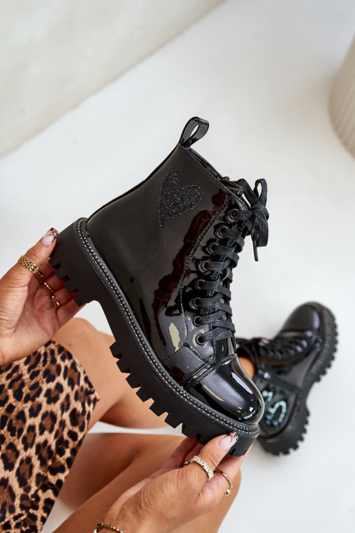 con efecto barniz Botas de mujer Al castillo Con decoraciones con corazonesm de color negro Obeena con efecto barniz Botas de mujer Al castillo Con decoraciones con corazonesm de color negro Obeena