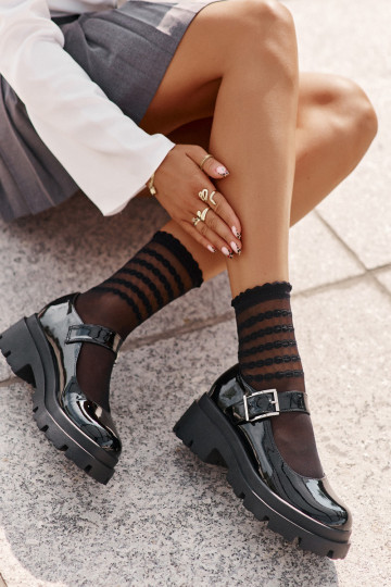 con efecto barniz zapatos Femenino con hebillas de color negro Plikuria 2
