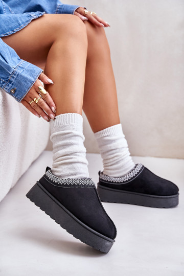 Botas de nieve Femenino con una plataforma calentamiento con pelo dentro de color negro Remenia