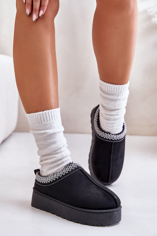 Botas de nieve Femenino con una plataforma calentamiento con pelo dentro de color negro Remenia