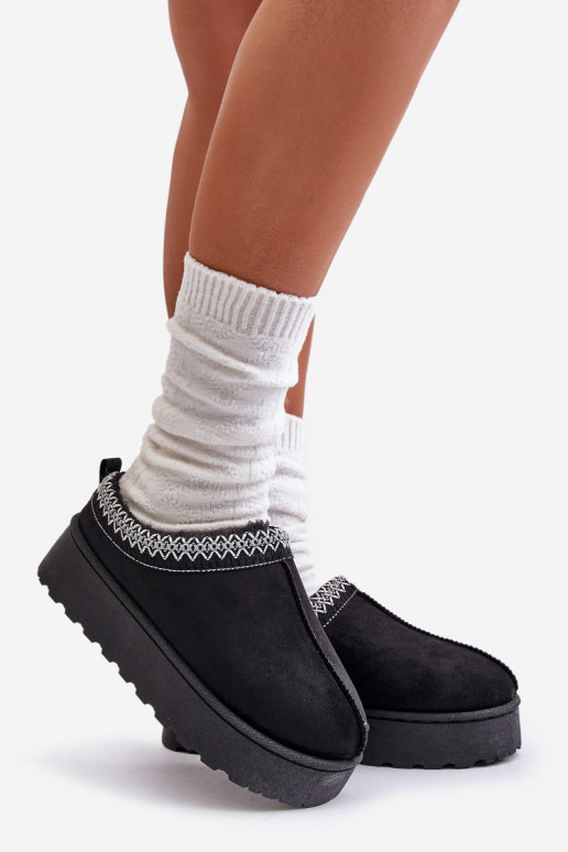 Botas de nieve Femenino con una plataforma calentamiento con pelo dentro de color negro Remenia