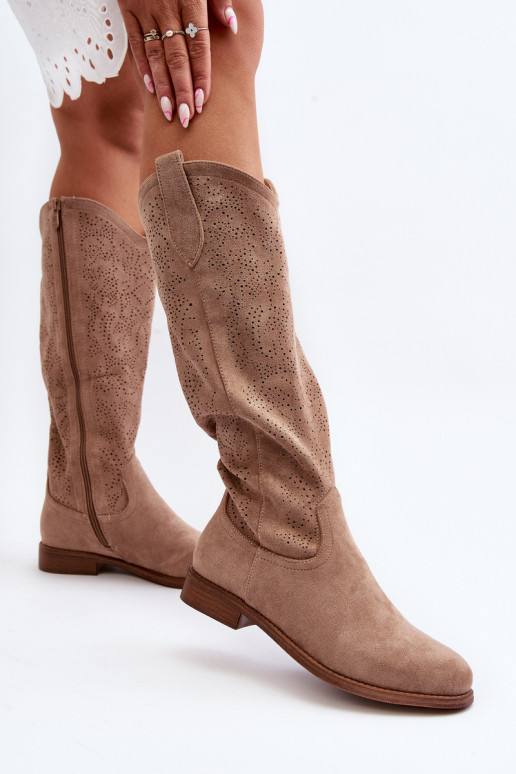 Botas largas caladas de mujer beige... Botas largas caladas de mujer beige...