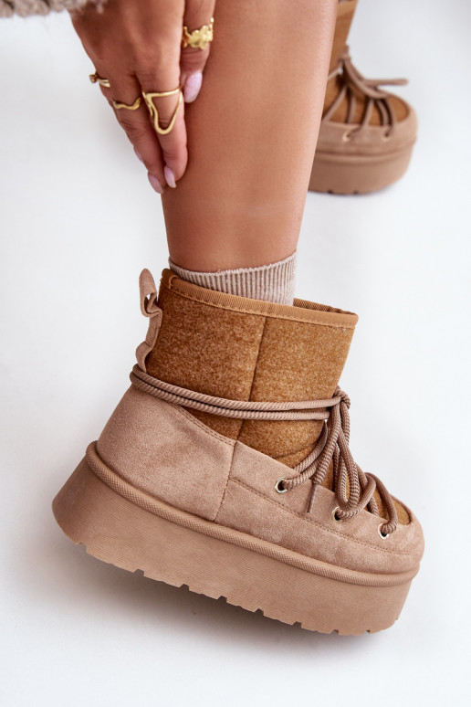 Botas de nieve con detalles elegantes con una plataforma color marrón Tiene quevora Botas de nieve con detalles elegantes con una plataforma color marrón Tiene quevora