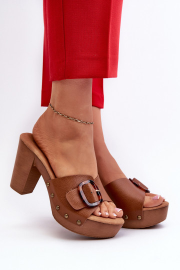 Chanclas de mujer con tacón y hebillas en marrón Betinna 2