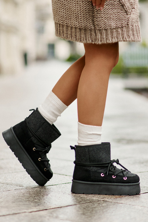 Botas de nieve con detalles elegantes con una plataforma de color negro Tiene quevora Botas de nieve con detalles elegantes con una plataforma de color negro Tiene quevora