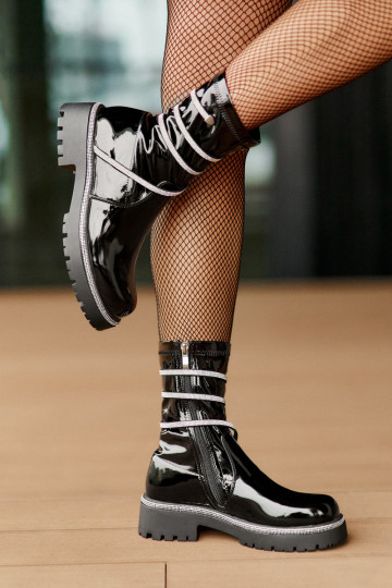 con efecto barniz Botas Con decoración de color negro Kikizelle