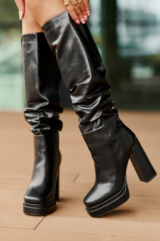 Un modelo convincente botas con tacones y plataforma Con volantes calentamiento de color negro Beridra