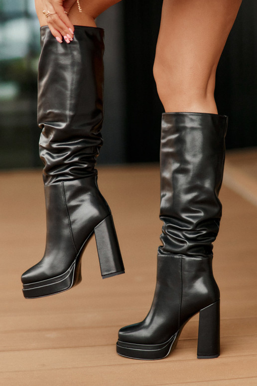 Un modelo convincente botas con tacones y plataforma Con volantes calentamiento de color negro Beridra