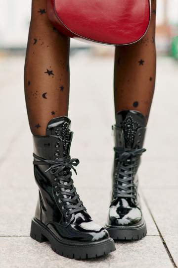 con efecto barniz calentamiento botines de trabajo con adornos de color negro Kelilea