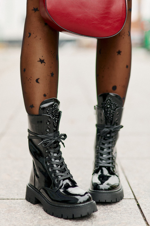 con efecto barniz calentamiento botines de trabajo con adornos de color negro Kelilea con efecto barniz calentamiento botines de trabajo con adornos de color negro Kelilea