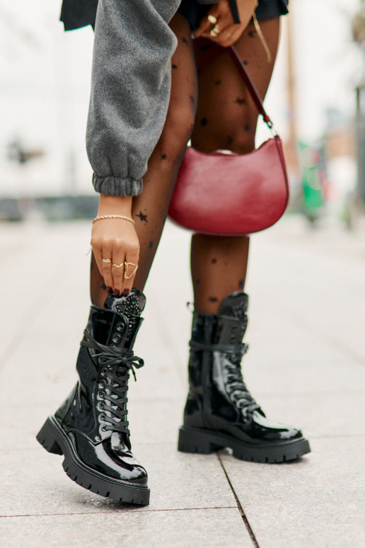 con efecto barniz calentamiento botines de trabajo con adornos de color negro Kelilea con efecto barniz calentamiento botines de trabajo con adornos de color negro Kelilea