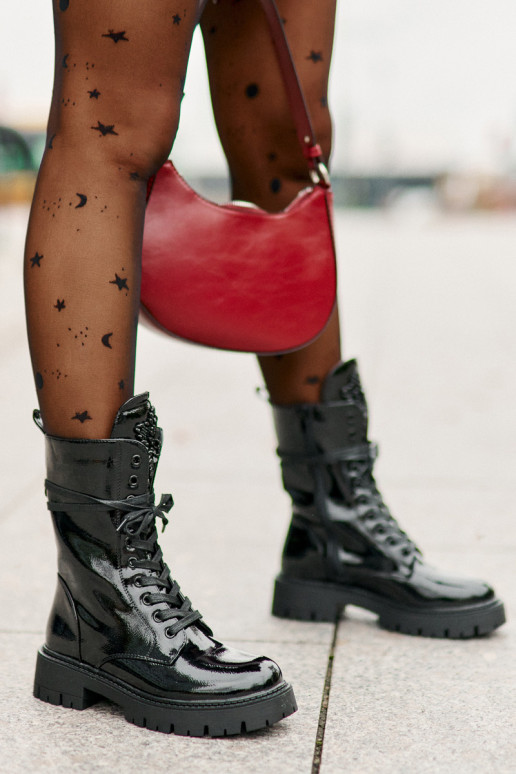 con efecto barniz calentamiento botines de trabajo con adornos de color negro Kelilea con efecto barniz calentamiento botines de trabajo con adornos de color negro Kelilea