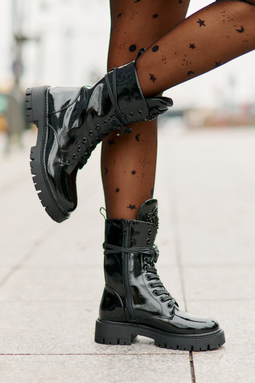 con efecto barniz calentamiento botines de trabajo con adornos de color negro Kelilea con efecto barniz calentamiento botines de trabajo con adornos de color negro Kelilea