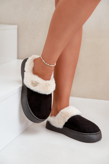 Zapatillas Femenino con un abrigo de piel I Ozdobnym con corazonesm de color negro Otielo