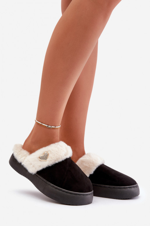 Zapatillas Femenino con un abrigo de piel I Ozdobnym con corazonesm de color negro Otielo