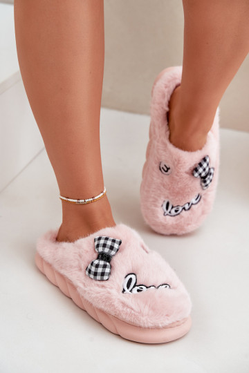 con un abrigo de piel Zapatillas Femenino con aplicaciones I Kokardką color rosa Linnorelia