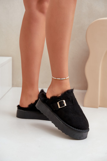 Zapatillas Femenino Sobre una suela gruesa con un abrigo de piel I con hebillas de color negro Linneola