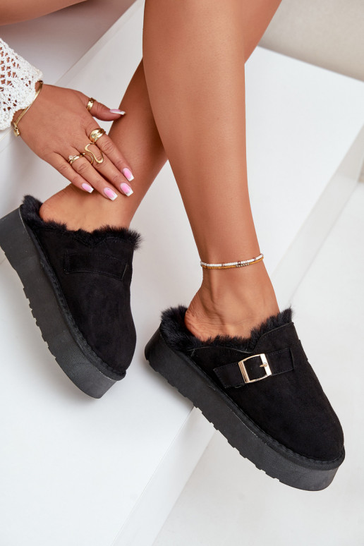 Zapatillas Femenino Sobre una suela gruesa con un abrigo de piel I con hebillas de color negro Linneola