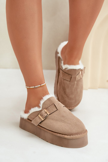 Zapatillas Femenino Sobre una suela gruesa con un abrigo de piel I con hebillas beige Linneola