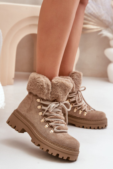 con cordones zapatos Femenino con un abrigo de piel beige Vaminia