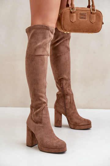 botas con tacones y plataforma con una bota por encima de la rodilla de gamuza ecológicaoAe beige Zistaria