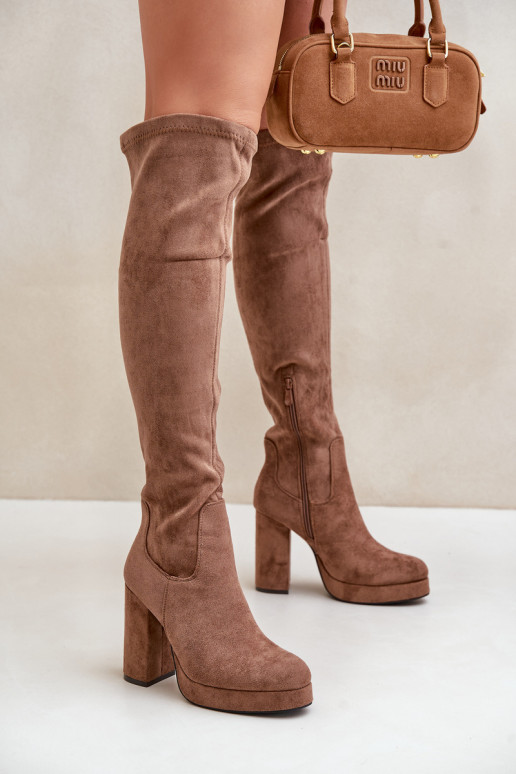 botas con tacones y plataforma con una bota por encima de la rodilla de gamuza ecológicaoAe beige Zistaria botas con tacones y plataforma con una bota por encima de la rodilla de gamuza ecológicaoAe beige Zistaria