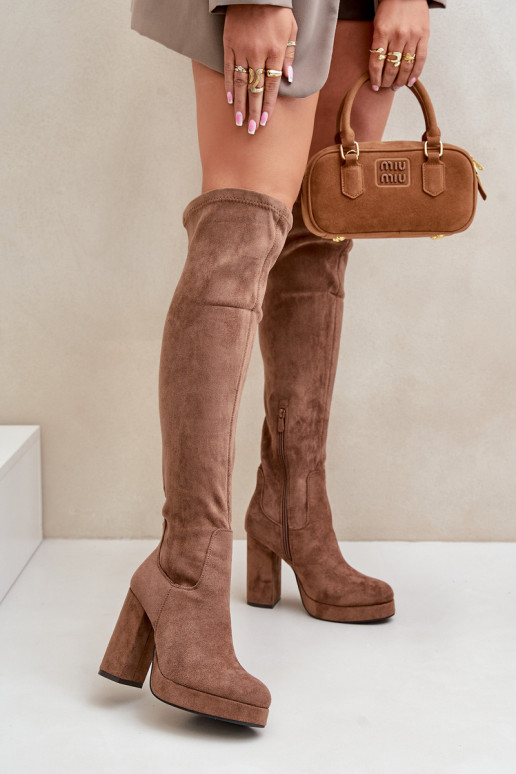botas con tacones y plataforma con una bota por encima de la rodilla de gamuza ecológicaoAe beige Zistaria botas con tacones y plataforma con una bota por encima de la rodilla de gamuza ecológicaoAe beige Zistaria