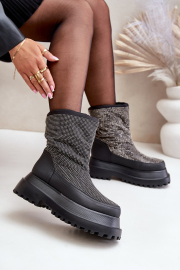 Decorado Botas de nieve con una plataforma Y tacones planos de color negro Avivina