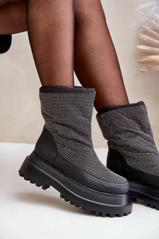 Decorado Botas de nieve con una plataforma Y tacones planos de color negro Avivina