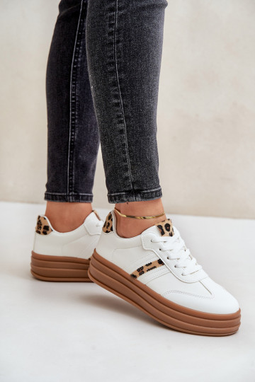 Zapatillas modelo zapatos. Femenino con una plataforma con estampados de piel de leopardo el color blanco Dravinnia