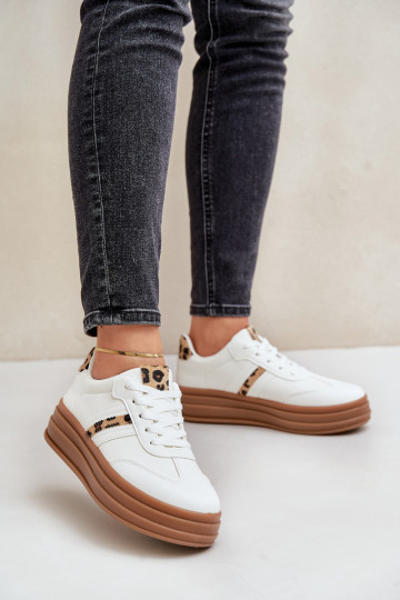 Zapatillas modelo zapatos. Femenino con una plataforma con estampados de piel de leopardo el color blanco Dravinnia 2