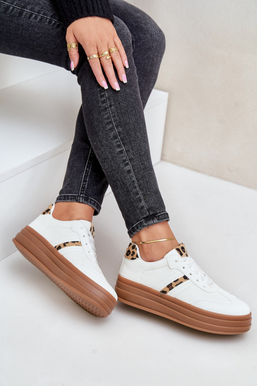 Zapatillas modelo zapatos. Femenino con una plataforma con estampados de piel de leopardo el color blanco Dravinnia