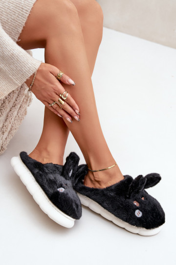 con un abrigo de piel Zapatillas con un tema Króliczka de color negro Activadotasha