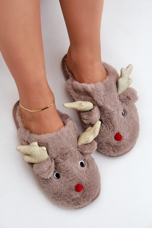 Pantuflas navideñas con tema de renos y forro de piel en color arena Asielle